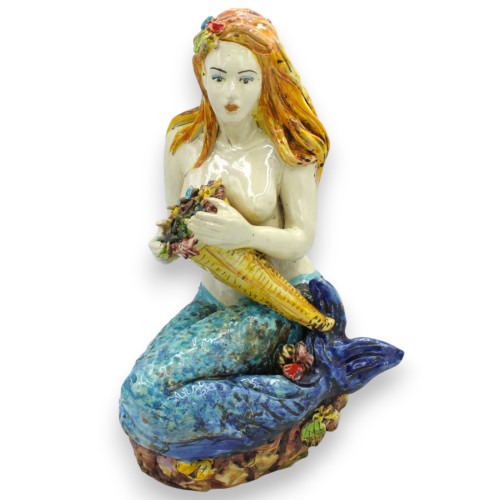 Zeemeermin met een hoorn des overvloeds van bloemen op...