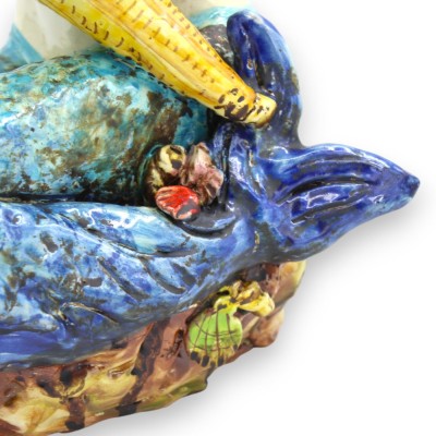 Sereia com Cornucópia de Flores sobre uma Rocha, cerâmica de Caltagirone, aprox. 30 x 18 cm. Cauda Azul Antiga, decorações em re