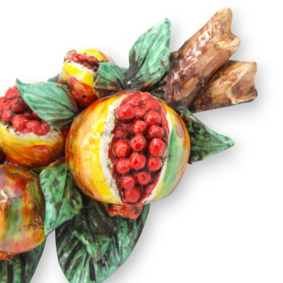 Hangende bundel granaatappels, van Caltagirone keramiek - h 32 x 14 x 10 cm ca.