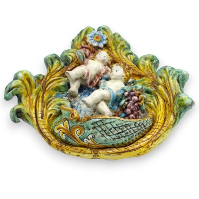 Barok wijwatervat van Caltagirone-keramiek - h 32 x b ca. 27 cm met twee cherubijnen, op een groen-gele achtergrond