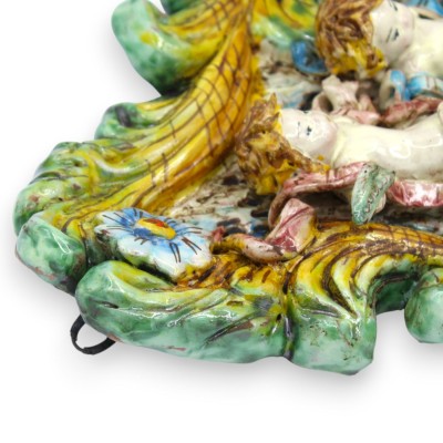 Barok wijwatervat van Caltagirone-keramiek - h 32 x b ca. 27 cm met twee cherubijnen, op een groen-gele achtergrond