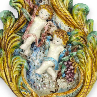 Pila de agua bendita barroca de cerámica de Caltagirone (alto 32 x ancho 27 cm aprox.) con dos querubines sobre fondo verde y am