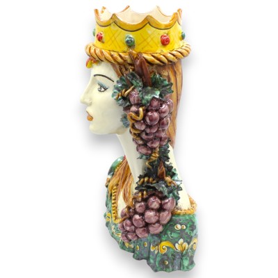 Vrouwenbuste, keramiek van Caltagirone, ca. 35 cm hoog. Koningin met kroon, versierd met druivenranken.
