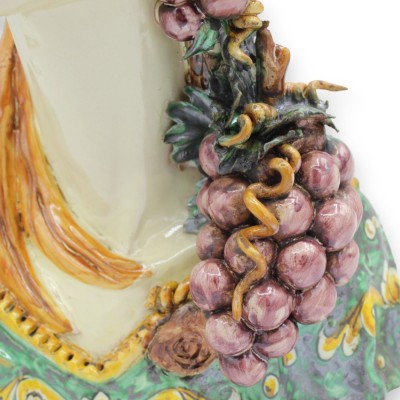 Vrouwenbuste, keramiek van Caltagirone, ca. 35 cm hoog. Koningin met kroon, versierd met druivenranken.