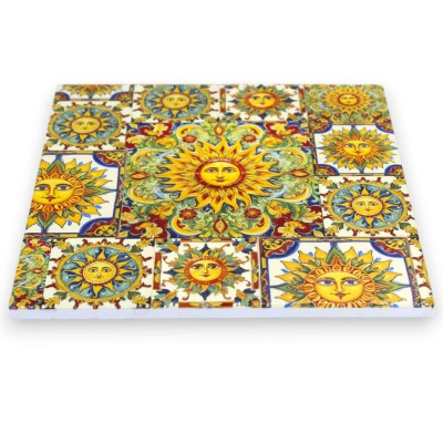 Poggia Pentola in ceramica, decoro Sole della Sicilia a rilievo, con strato di Sughero antiscivolo, L 20 x 20 cm ca.