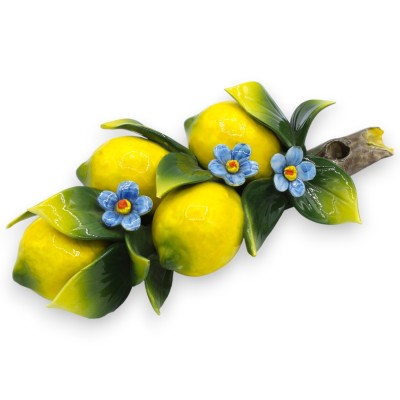 Bundel met 4 middelgrote citroenen en bloemapplicaties, ca. 28 x 14 cm. Fijne keramiek