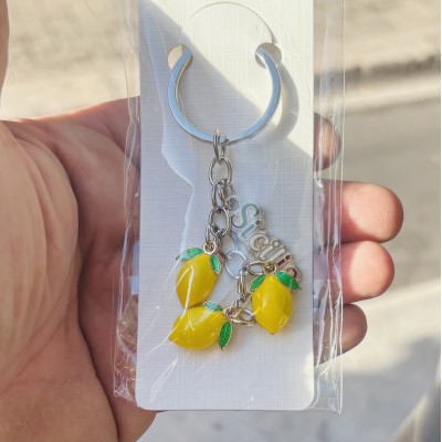 Llavero de acero con 3 limones esmaltados y la palabra Sicilia escrita.