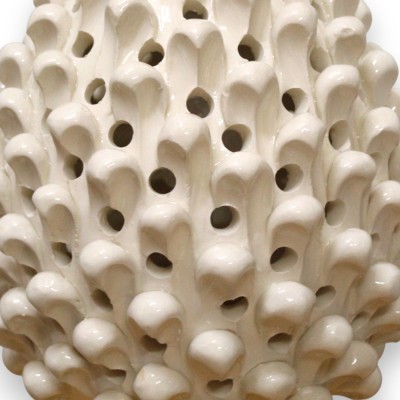 Luminária de pinha em cerâmica Caltagirone, com aproximadamente 38 cm de altura. Branca, com haste decorada em estilo barroco mu