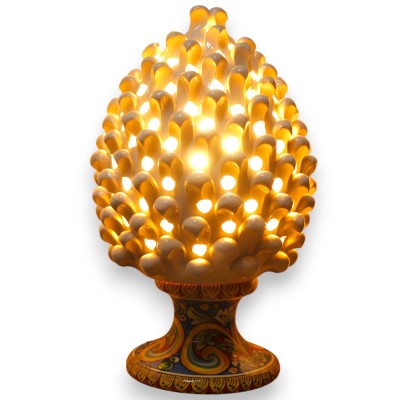 Luminária de pinha em cerâmica Caltagirone, com aproximadamente 38 cm de altura. Branca, com haste decorada em estilo barroco mu