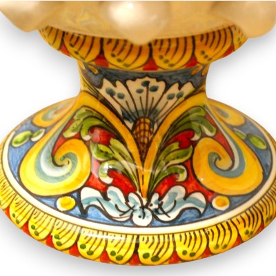 Keramik-Kiefernzapfenlampe aus Caltagirone, ca. 38 cm hoch. Weiß, Stiel mit mehrfarbiger Barockverzierung.