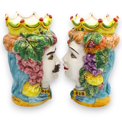 Cabeça de mouro siciliana, cerâmica de Caltagirone (par), aproximadamente 25 cm de altura. Coroa, frutas e medalhão MD1.