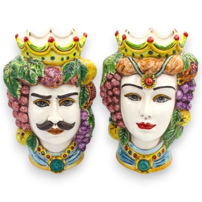 Cabeça de mouro siciliana, cerâmica de Caltagirone (par), aproximadamente 25 cm de altura. Coroa, frutas e medalhão MD1.