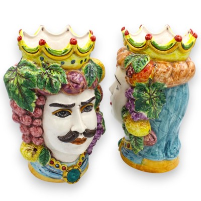 Cabeça de mouro siciliana, cerâmica de Caltagirone (par), aproximadamente 25 cm de altura. Coroa, frutas e medalhão MD1.