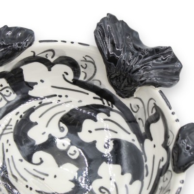 Aquarium en céramique de Caltagirone, poches vides, L 18 x 17 cm environ. Décor baroque noir orné.