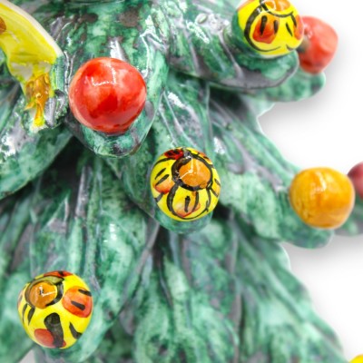 Weihnachtsbaum aus Caltagirone-Keramik, ca. 20 cm hoch und 14 cm breit (1 Stück), mit Schleife und bunten Kugeln verziert.