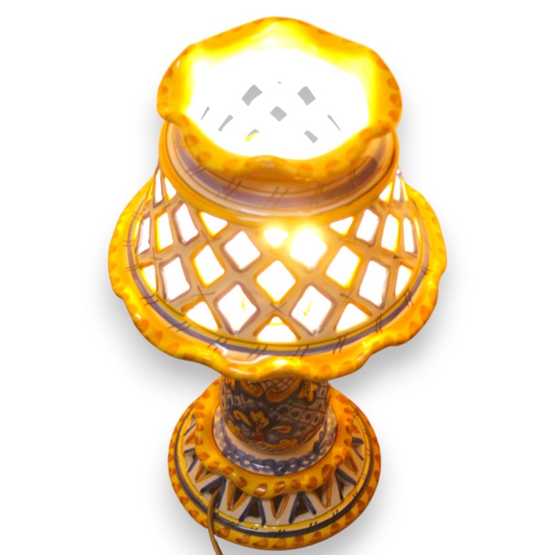 Lampe Empire ajourée et festonnée,...