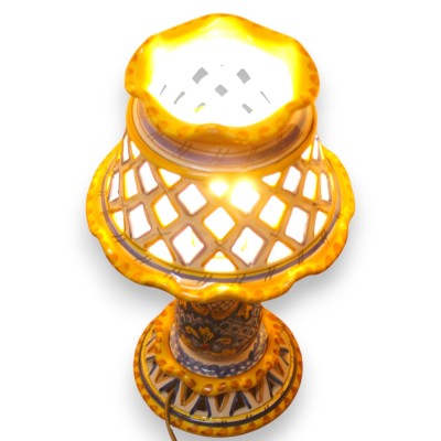 Lámpara Imperio perforada y festoneada, de aprox. 32 cm de altura. Cerámica siciliana, decoración barroca y geométrica.