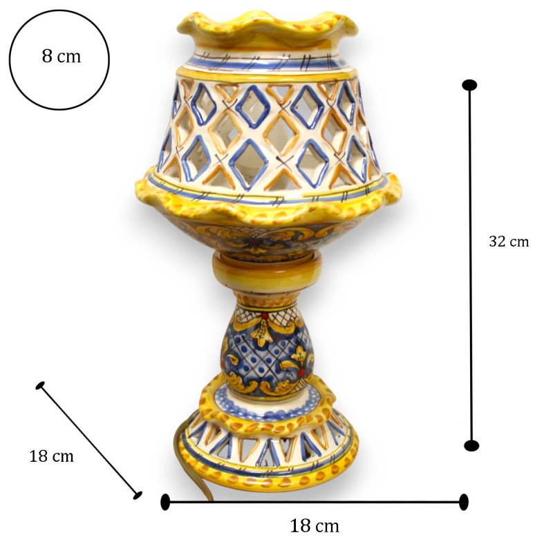 Lampe Empire ajourée et festonnée,...