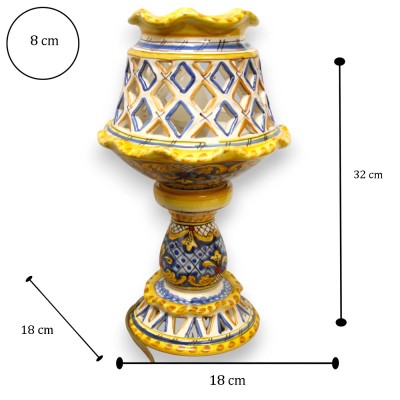 Lampe Empire ajourée et festonnée, environ 32 cm de hauteur. Céramique sicilienne, décor baroque et géométrique.