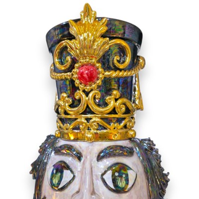 Soldat Casse-Noisette, céramique de Caltagirone, 100% fait main, env. 110 x 40 cm. Avec émail platine, nacre et or 24 carats.