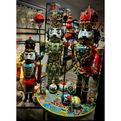 Notenkraker Soldaat, Caltagirone keramiek, 100% handgemaakt, ca. 110 x 40 cm. Met platina-email, parelmoer en 24-karaats goud.