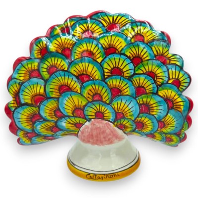 Paon en céramique de Caltagirone, deux tailles disponibles (1 unité), fond rouge.