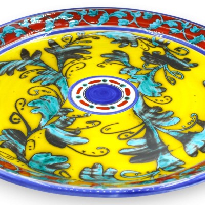 Assiette ornementale en céramique sicilienne, Ø 45 cm environ. Rouge sélénium, décor baroque, sur fond jaune.