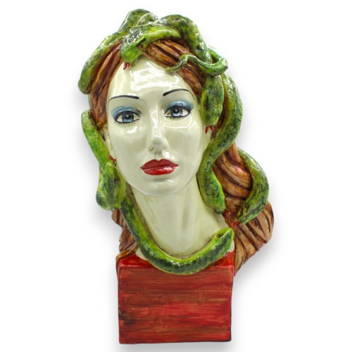 Hoofd van Medusa, mythologische figuur, keramiek uit Caltagirone, ca. 38 cm hoog met vierkante bustevoet.