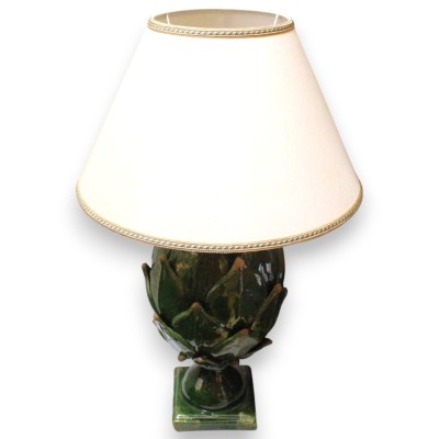 Artisjoklamp van fijn keramiek, ca. 70 x 45 cm. Kopergroen, antiek effect, lampenkap van MD2-katoen met shantung afwerking.