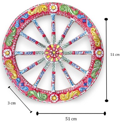 Roda de carroça siciliana, cerâmica de Caltagirone, Ø 50 cm aprox., decoração em relevo sobre fundo vermelho.