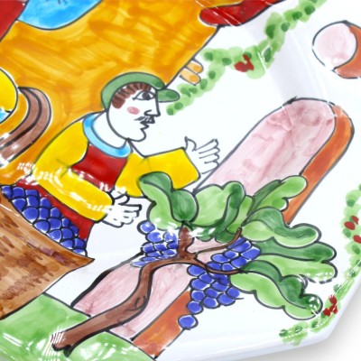 Bandeja octogonal / Prato suspenso - aprox. 33 x 40 cm. Cerâmica fina, cena da colheita de uvas.