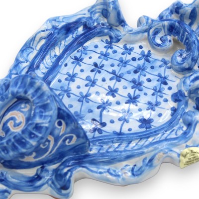 Sycylijska ceramiczna kropielnica na wodę święconą, wys. 23 cm x szer. ok. 15 cm. Motyw barokowy, tło w kolorze antycznego błęki