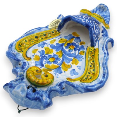 Siciliansk vigvattensstoup i keramik, ca 23 cm hög x 14 cm bred, barock- och blomstermotiv, blå och gul bakgrund, MD10
