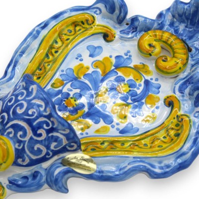 Siciliansk vigvattensstoup i keramik, ca 23 cm hög x 14 cm bred, barock- och blomstermotiv, blå och gul bakgrund, MD10
