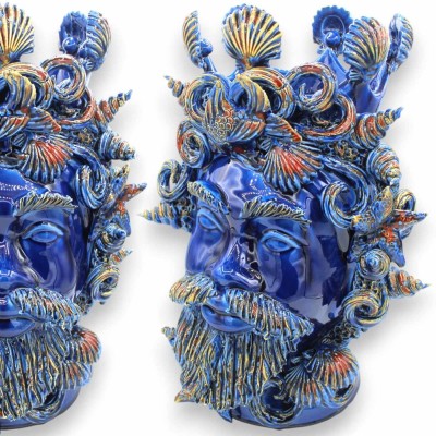 Sicilianskt morhuvud (1 enhet) ca 40 x 26 cm. Siciliansk keramik, marinmodell med applikationer, blå bakgrund.