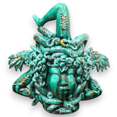 Trinacria modelhoofd, ca. 50 x 42 cm, Siciliaans keramiek, rijk versierd met reliëf, kopergroen achtergrond, derde bakproces.