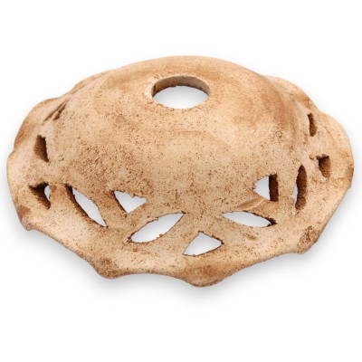 Kroonluchterplaat van fijn keramiek met steeneffect, Ø ca. 30 cm, geschulpte en geperforeerde rand.