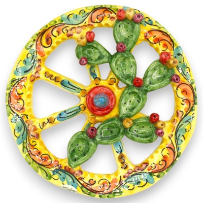 Rueda de carreta siciliana, cerámica de Caltagirone, diámetro aproximado de 20 cm. Decoración barroca y aplicaciones de tuna.