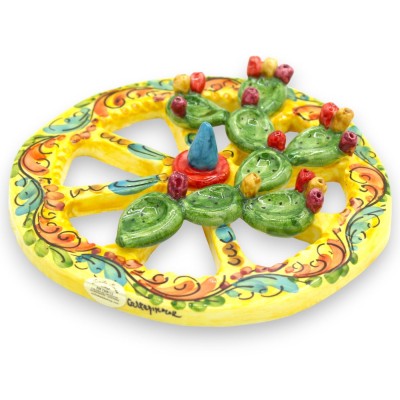 Rueda de carreta siciliana, cerámica de Caltagirone, diámetro aproximado de 20 cm. Decoración barroca y aplicaciones de tuna.