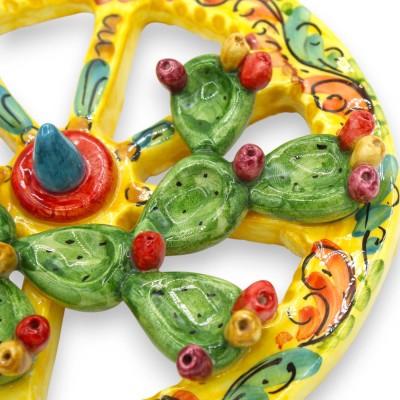 Rueda de carreta siciliana, cerámica de Caltagirone, diámetro aproximado de 20 cm. Decoración barroca y aplicaciones de tuna.
