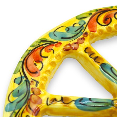 Rueda de carreta siciliana, cerámica de Caltagirone, diámetro aproximado de 20 cm. Decoración barroca y aplicaciones de tuna.