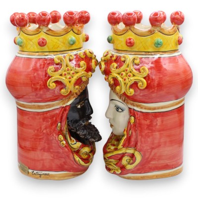 Sizilianische maurische Köpfe (Paar), ca. 32 cm hoch. Krone, Turban und Applikationen, Caltagirone-Keramik, roter Hintergrund.