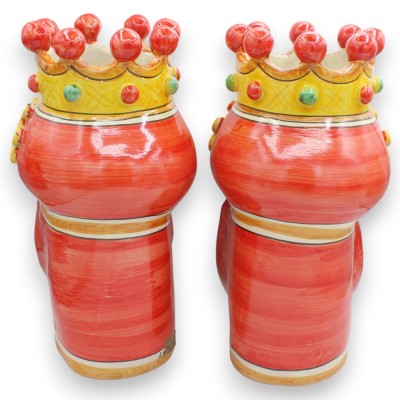 Sizilianische maurische Köpfe (Paar), ca. 32 cm hoch. Krone, Turban und Applikationen, Caltagirone-Keramik, roter Hintergrund.