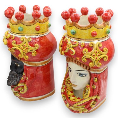 Sicilianska moriska huvuden (par), ca 32 cm höga. Krona, turban och applikationer, Caltagirone-keramik, röd bakgrund