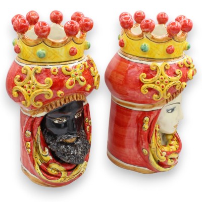 Sizilianische maurische Köpfe (Paar), ca. 32 cm hoch. Krone, Turban und Applikationen, Caltagirone-Keramik, roter Hintergrund.