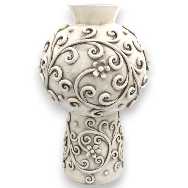 Vaso com aplicações florais...