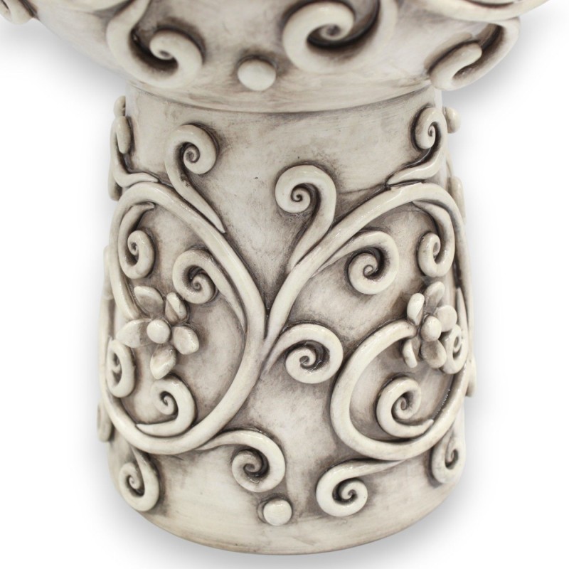 Jarrón con aplicaciones florales...