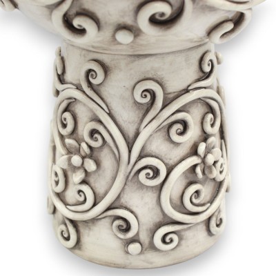 Vase mit dekorativen floralen Reliefapplikationen, moderner Stil, feine Caltagirone-Keramik, ca. 40 cm hoch, Antikweiß