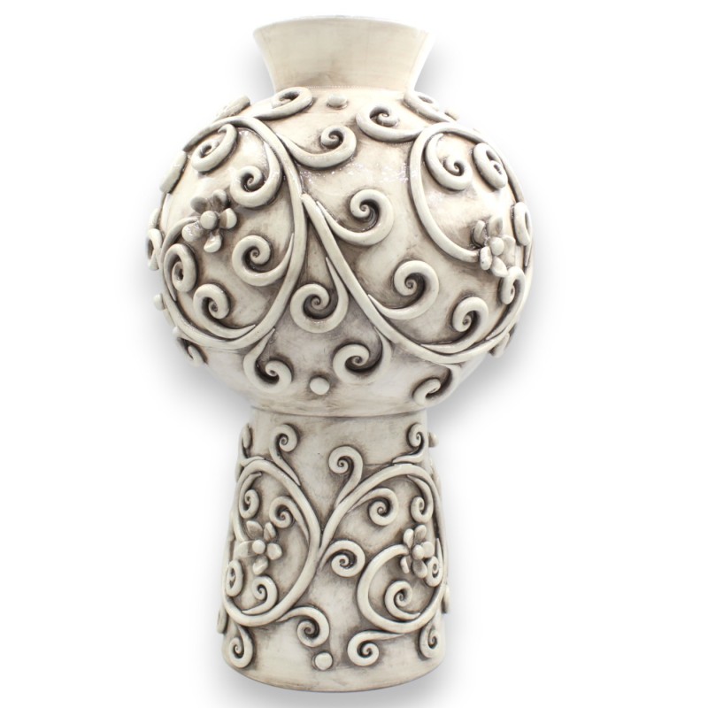 Jarrón con aplicaciones florales...