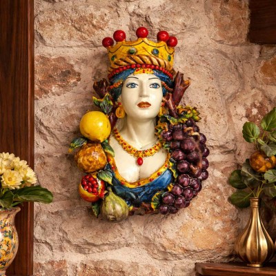 Buste mural en céramique de Caltagirone (à suspendre). « Déesse des fruits », env. 32 x 22 cm. Fond bleu.